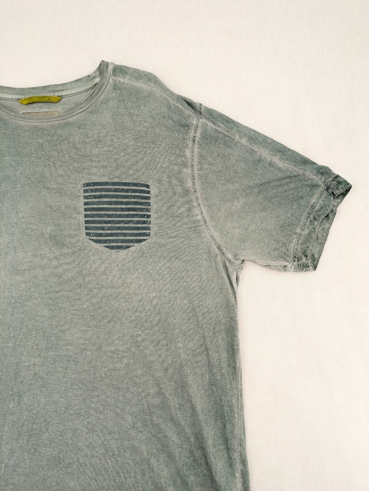 Camel Active green t-shirt with striped chest pocket and used look cotton fabric.