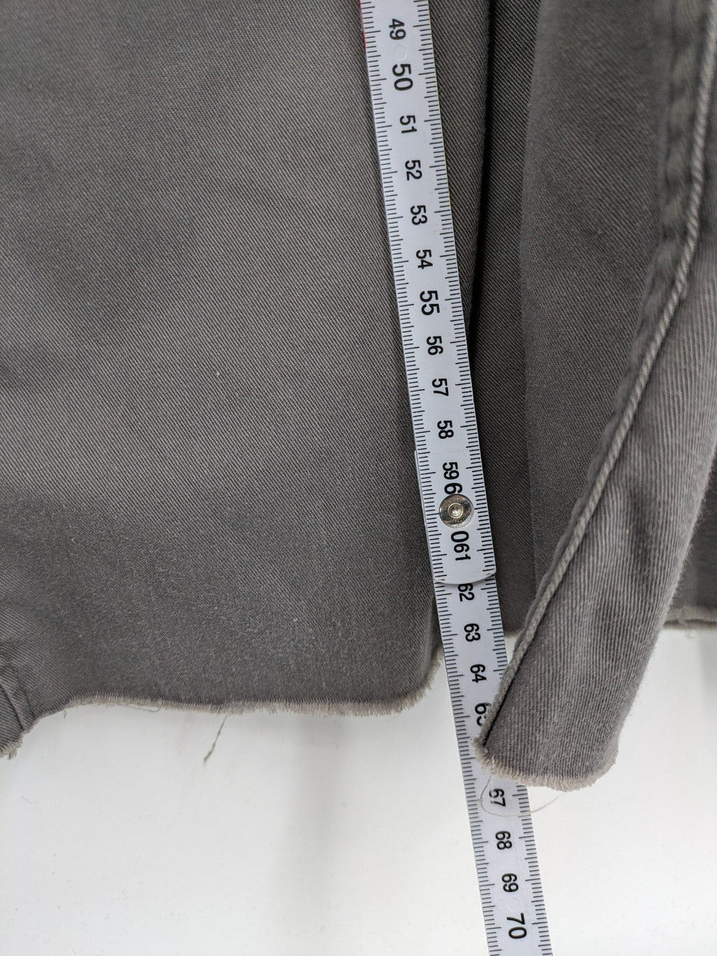 Herren Latzhose grey with black accents, multiple cargo pockets, durable polyester-cotton blend.