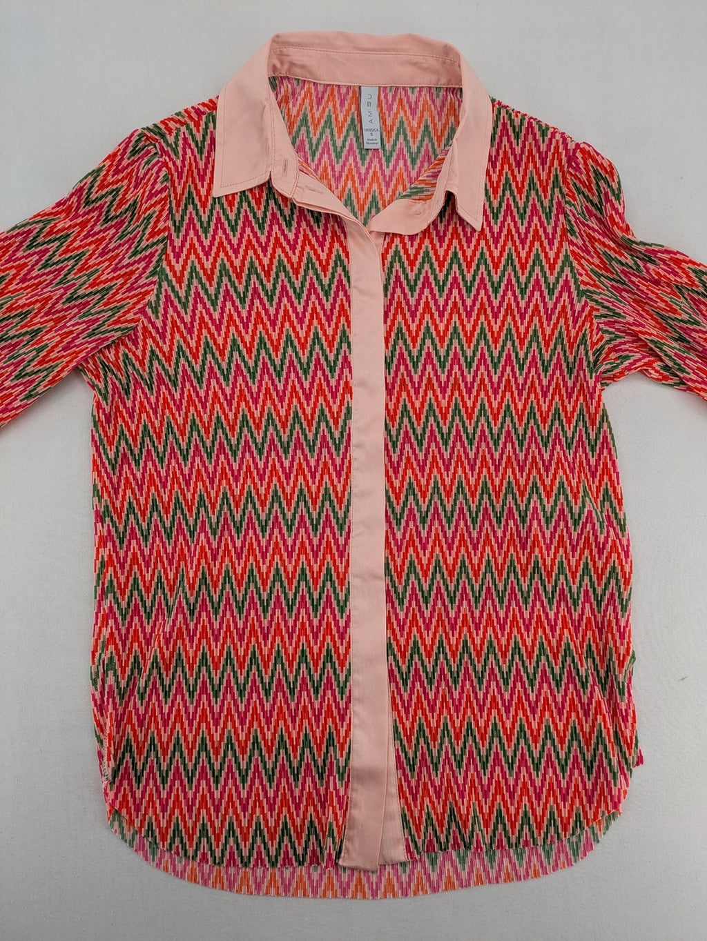 Amisu pink blouse with vibrant zigzag pattern and contrasting light pink collar and cuffs.