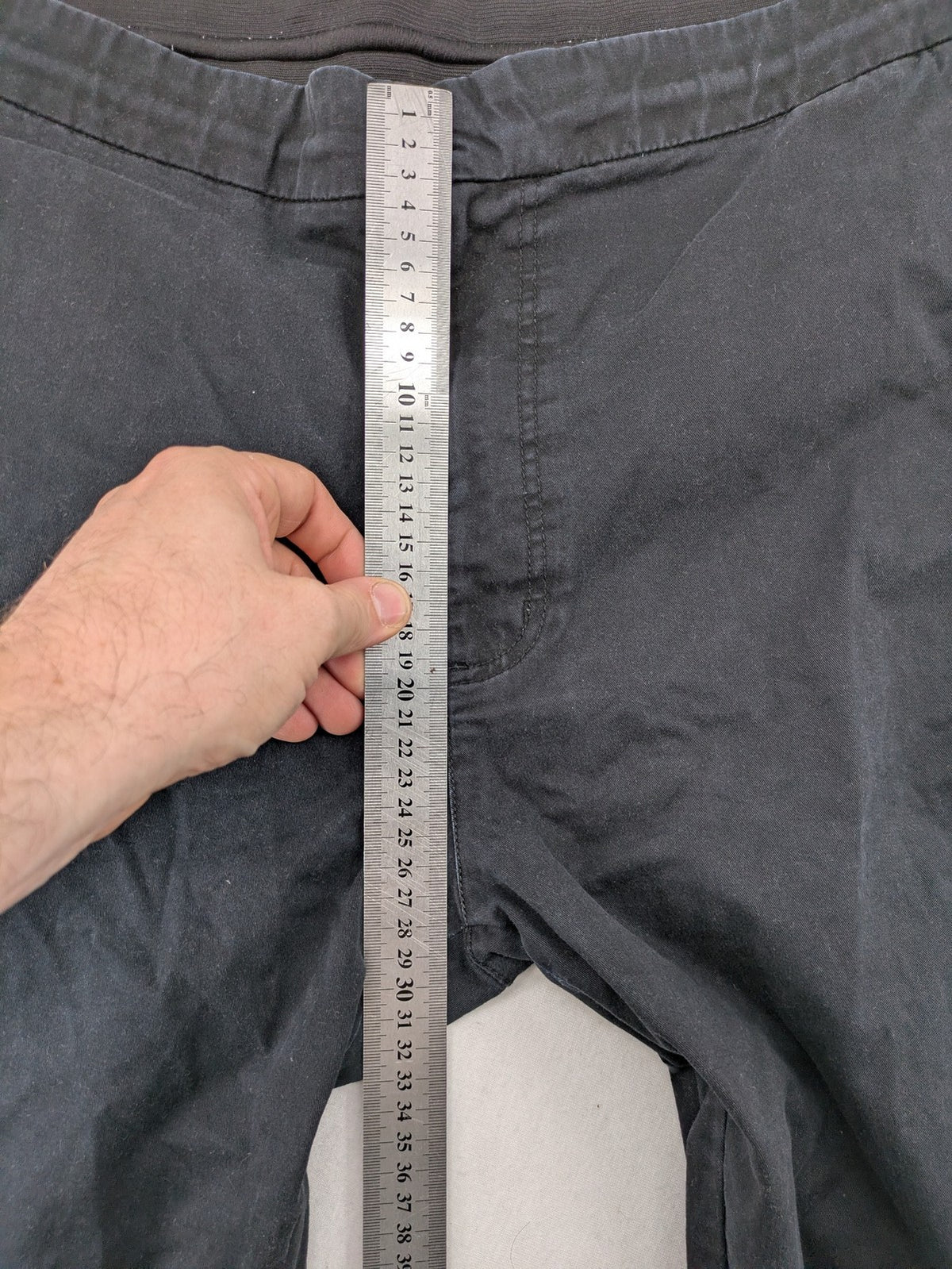 4F black cargo pants with reinforced knees, made from cotton-stretch material.