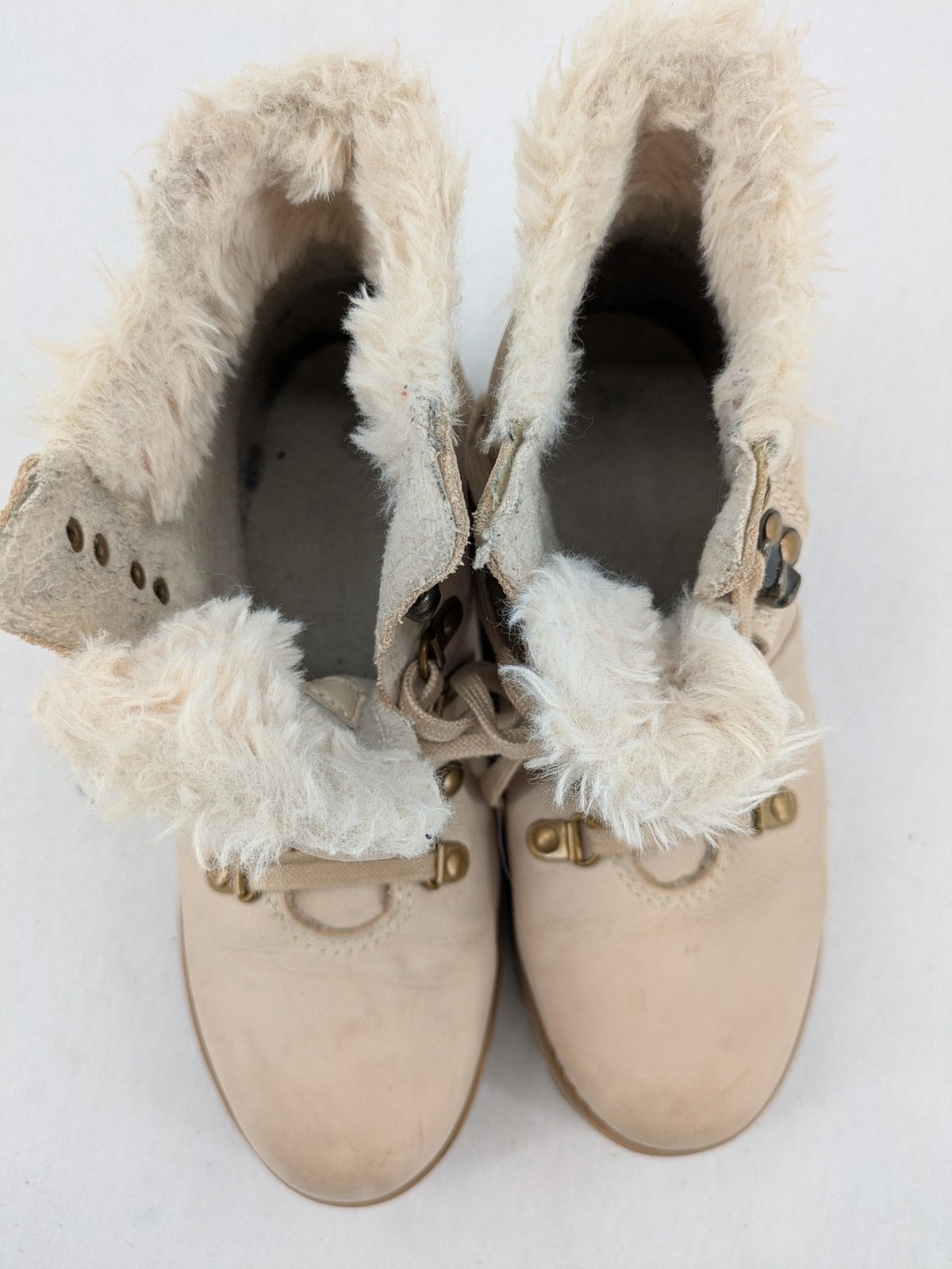Lasocki beige winter boots size 36, warm faux fur lining, sturdy lace-up design.