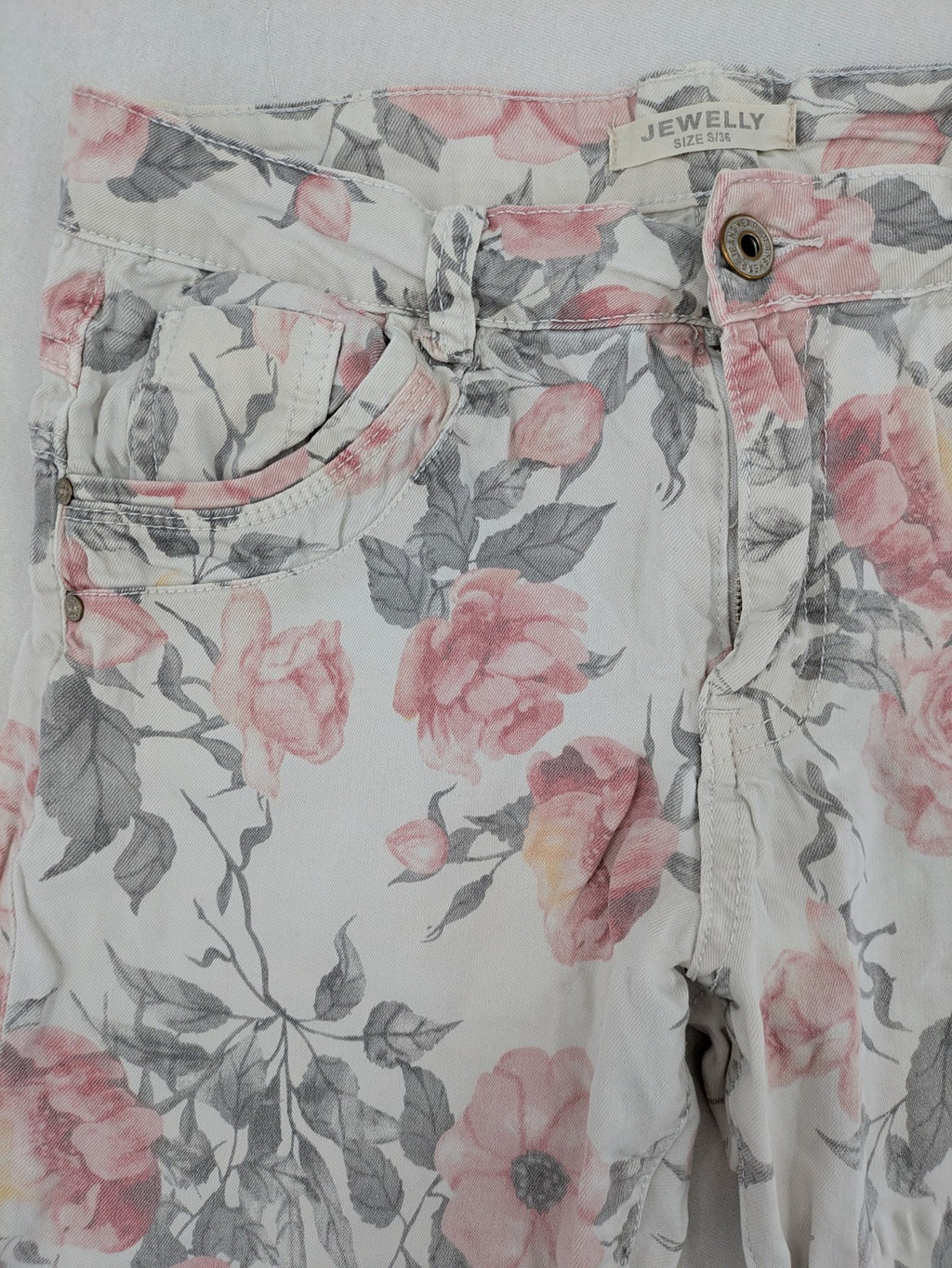 Jewelly multi floral print capri jeans with 5-pocket design and stretch cotton blend.