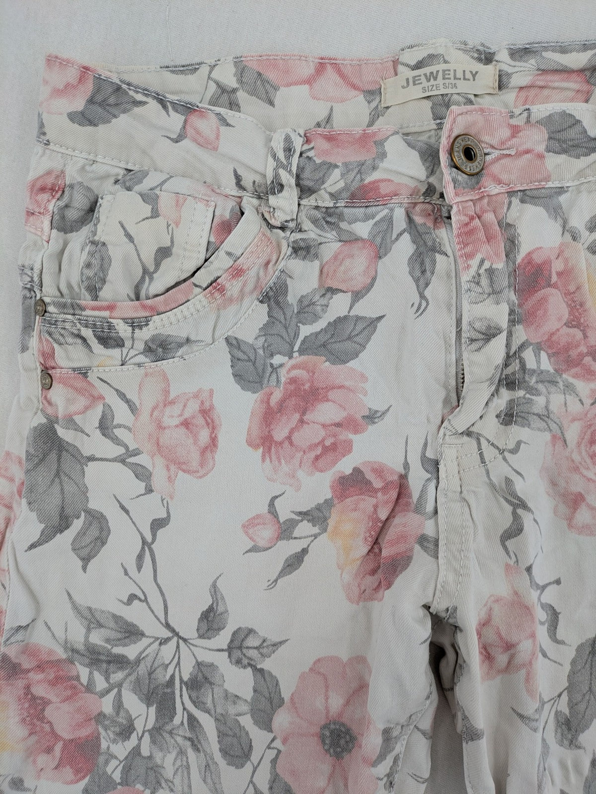 Jewelly multi floral print capri jeans with 5-pocket design and stretch cotton blend.