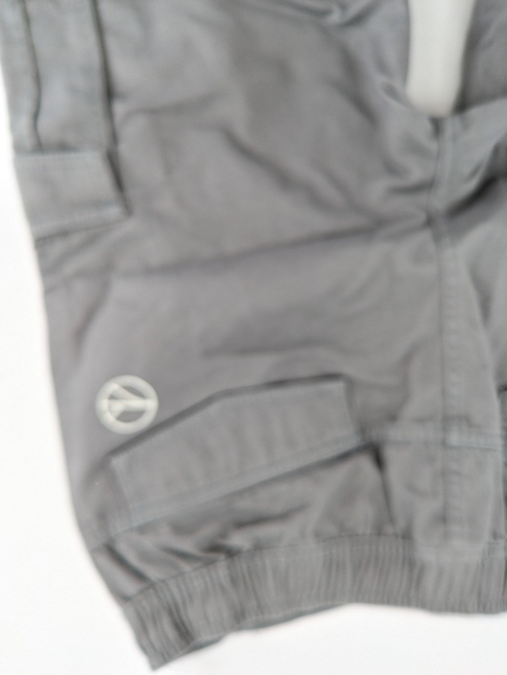 C&A grey cargo shorts with multiple pockets and elastic waistband, made of cotton.