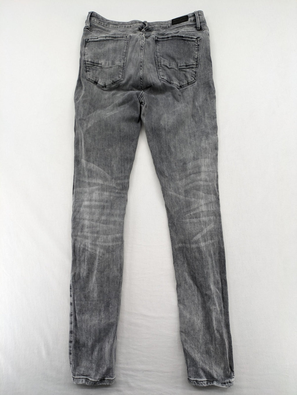 Cross Jeans grey straight jeans slim fit with classic 5-pocket design and used look.
