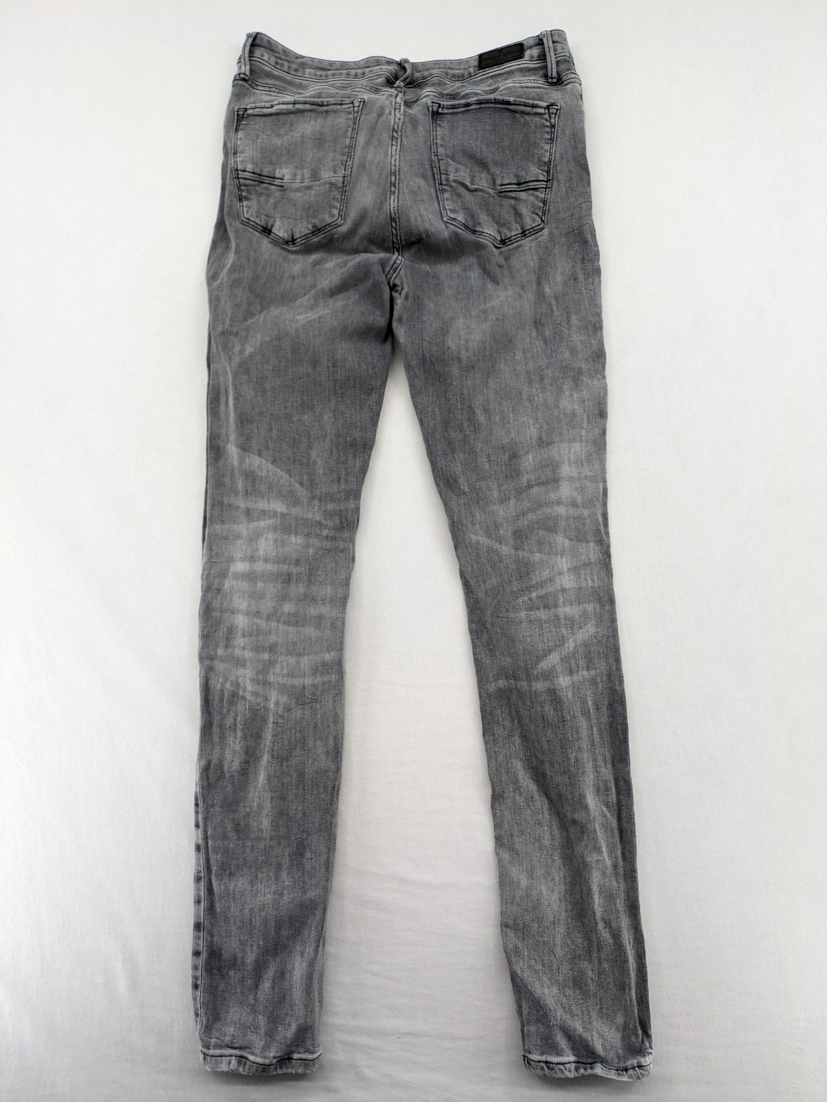 Cross Jeans grey straight jeans slim fit with classic 5-pocket design and used look.