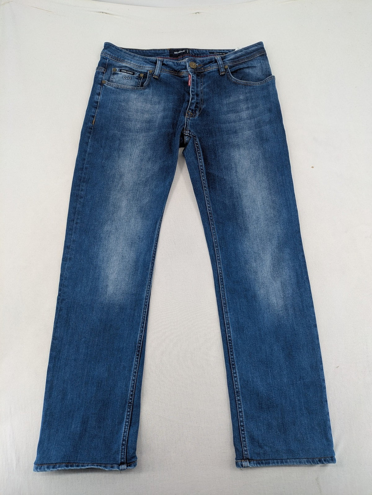 Dsquared2 blue straight jeans with five-pocket design and button fly, made in Italy.