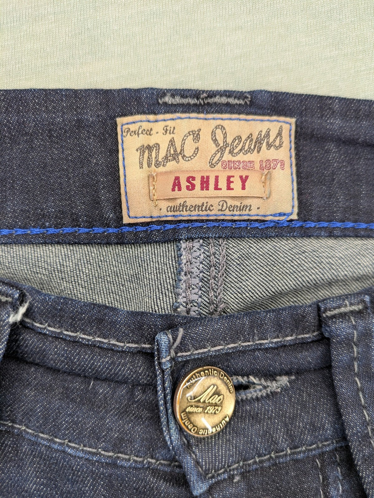 Mac Jeans blue straight jeans dark wash with subtle fading and stretch denim material.