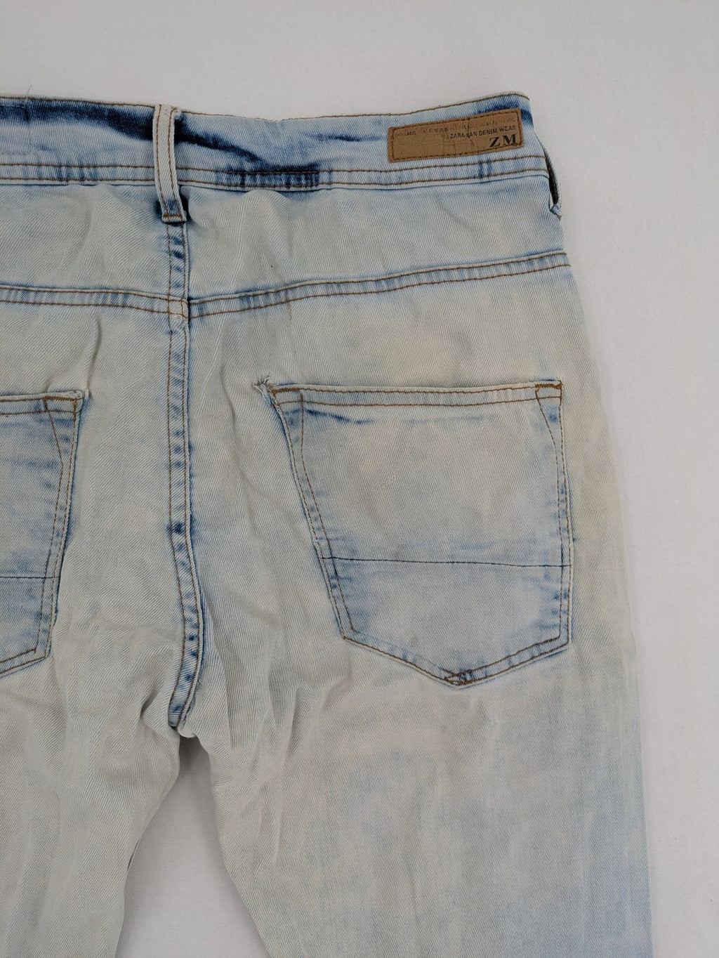 Zara Man blue skinny jeans with acid wash and classic five-pocket design.