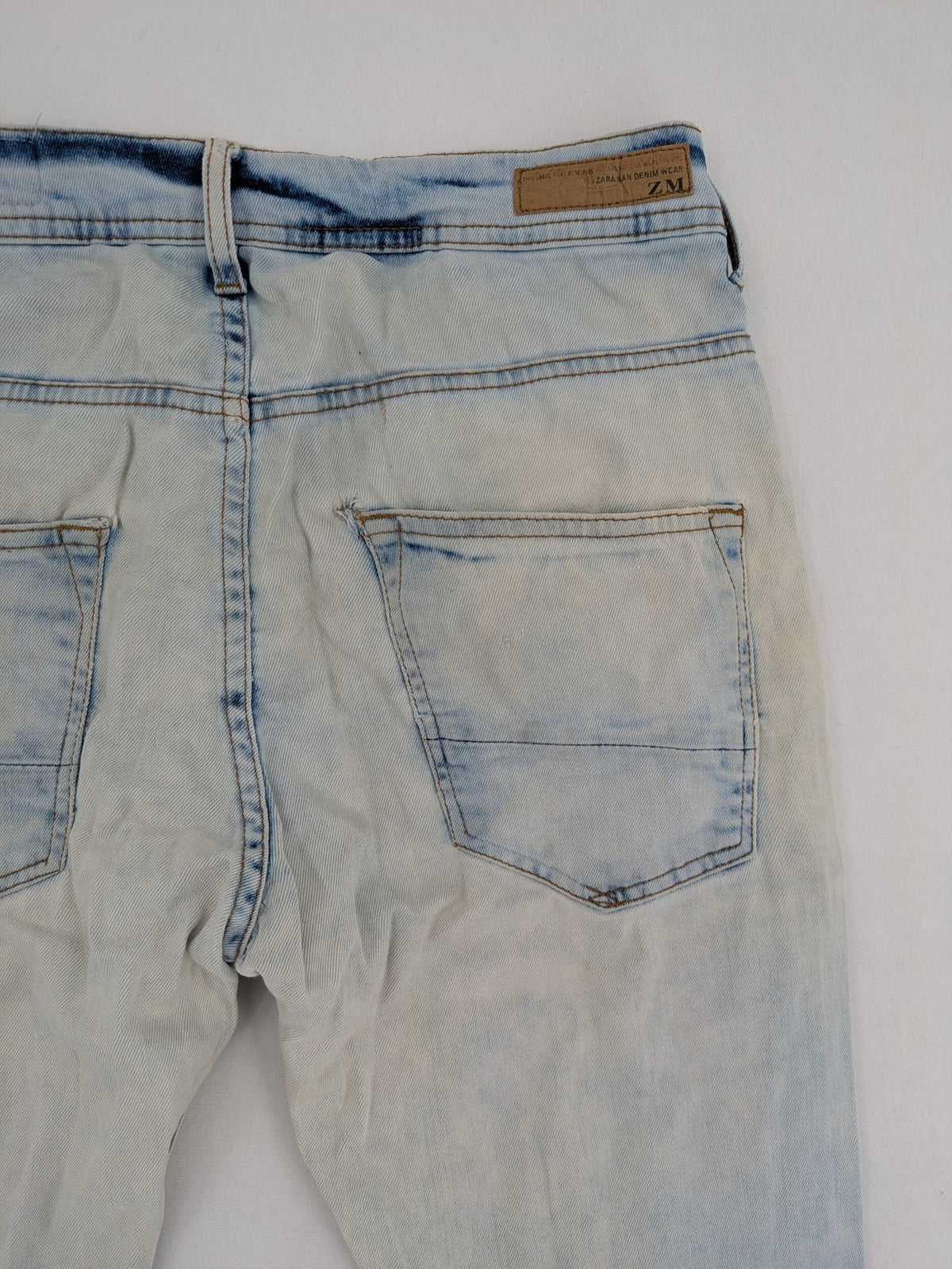 Zara Man blue skinny jeans with acid wash and classic five-pocket design.