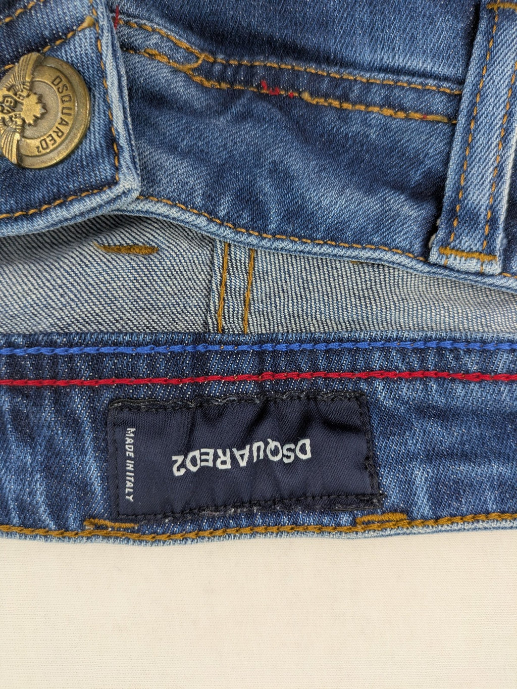 Dsquared2 blue straight jeans with five-pocket design and button fly, made in Italy.