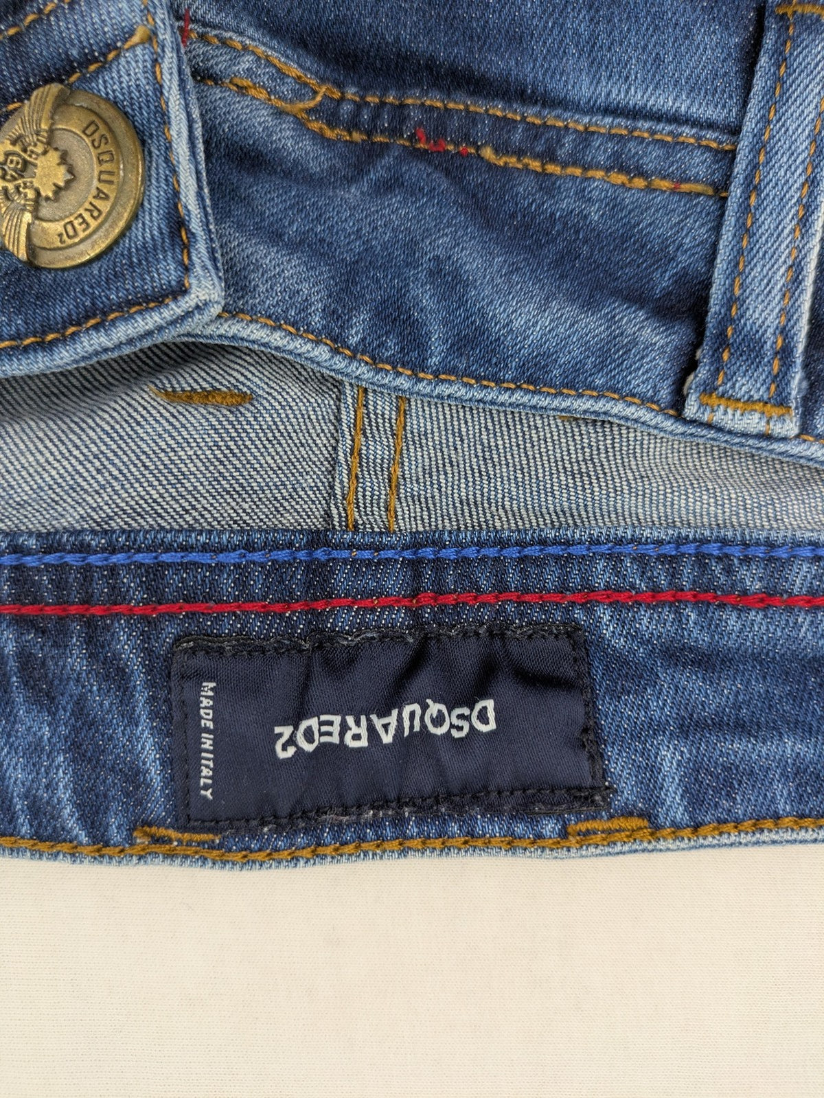 Dsquared2 blue straight jeans with five-pocket design and button fly, made in Italy.