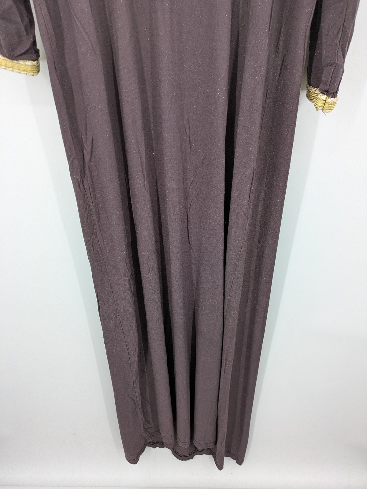 RAWAA gold maxikleid kaftan mit floraler Stickerei und glitzerndem Material, lange Ärmel.