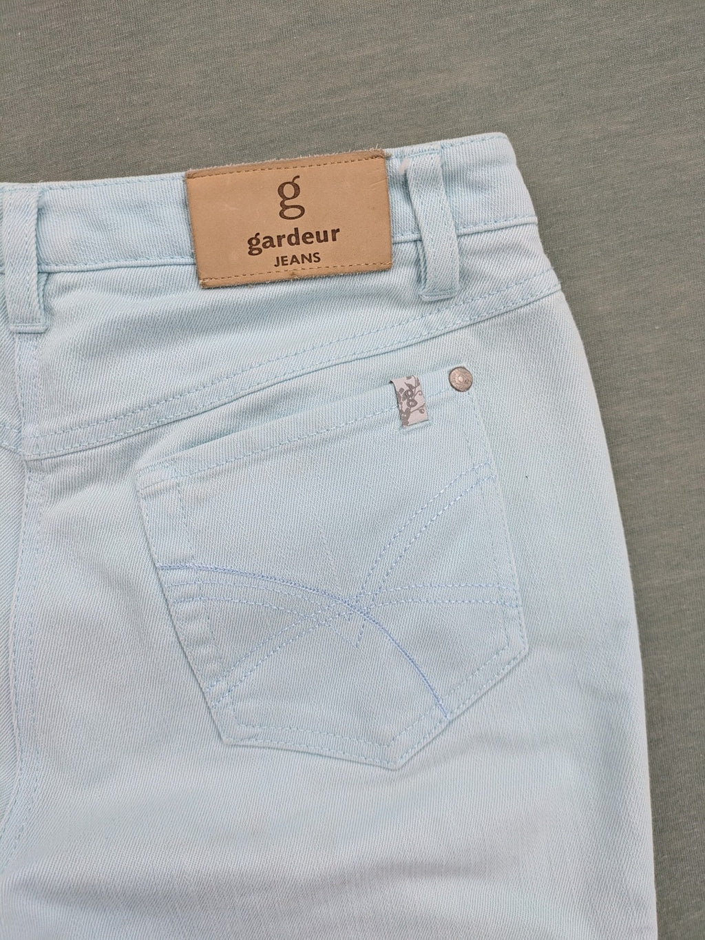 GARDEUR blue straight jeans with 5-pocket design, branded button, and leather patch.