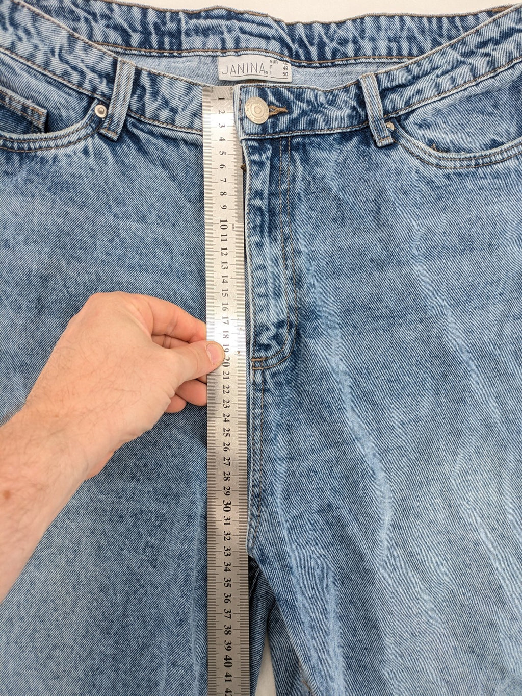 Janina blue mom jeans high-waist tapered leg with classic 5-pocket design.