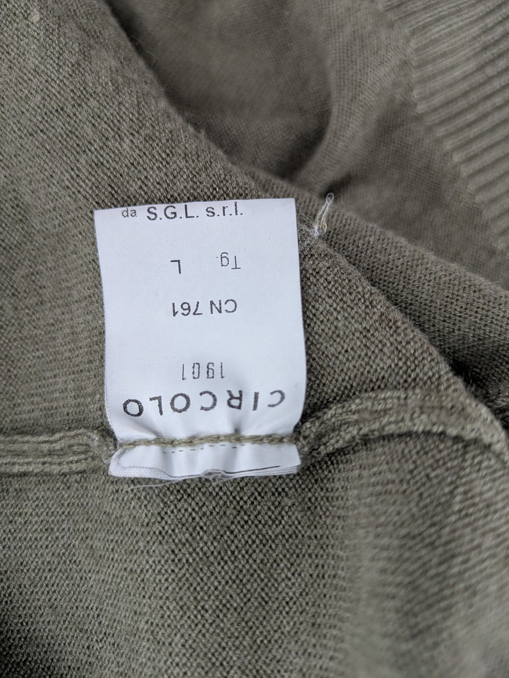Circolo green vest with V-neck, button closure, made from merino wool and silk blend.