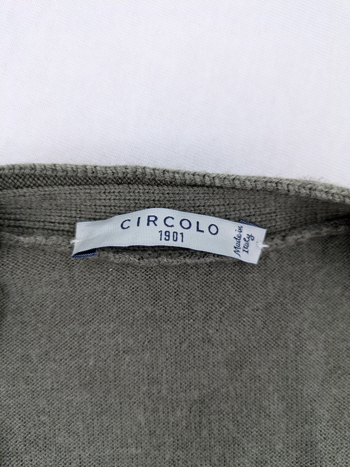Circolo green vest with V-neck, button closure, made from merino wool and silk blend.