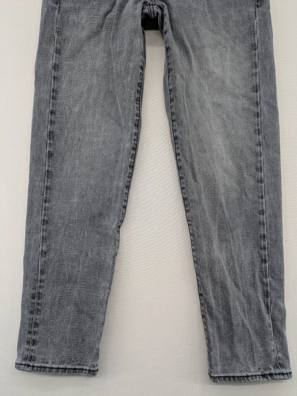 G-Star Raw grey straight jeans with classic 5-pocket design and logo patch.