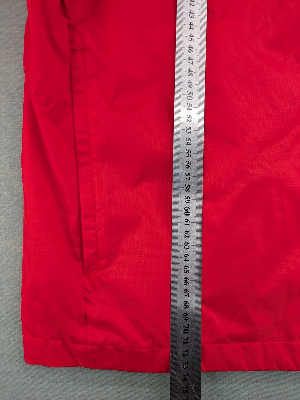 Puma red windbreaker jacket full zip with iconic logo and breathable mesh lining.