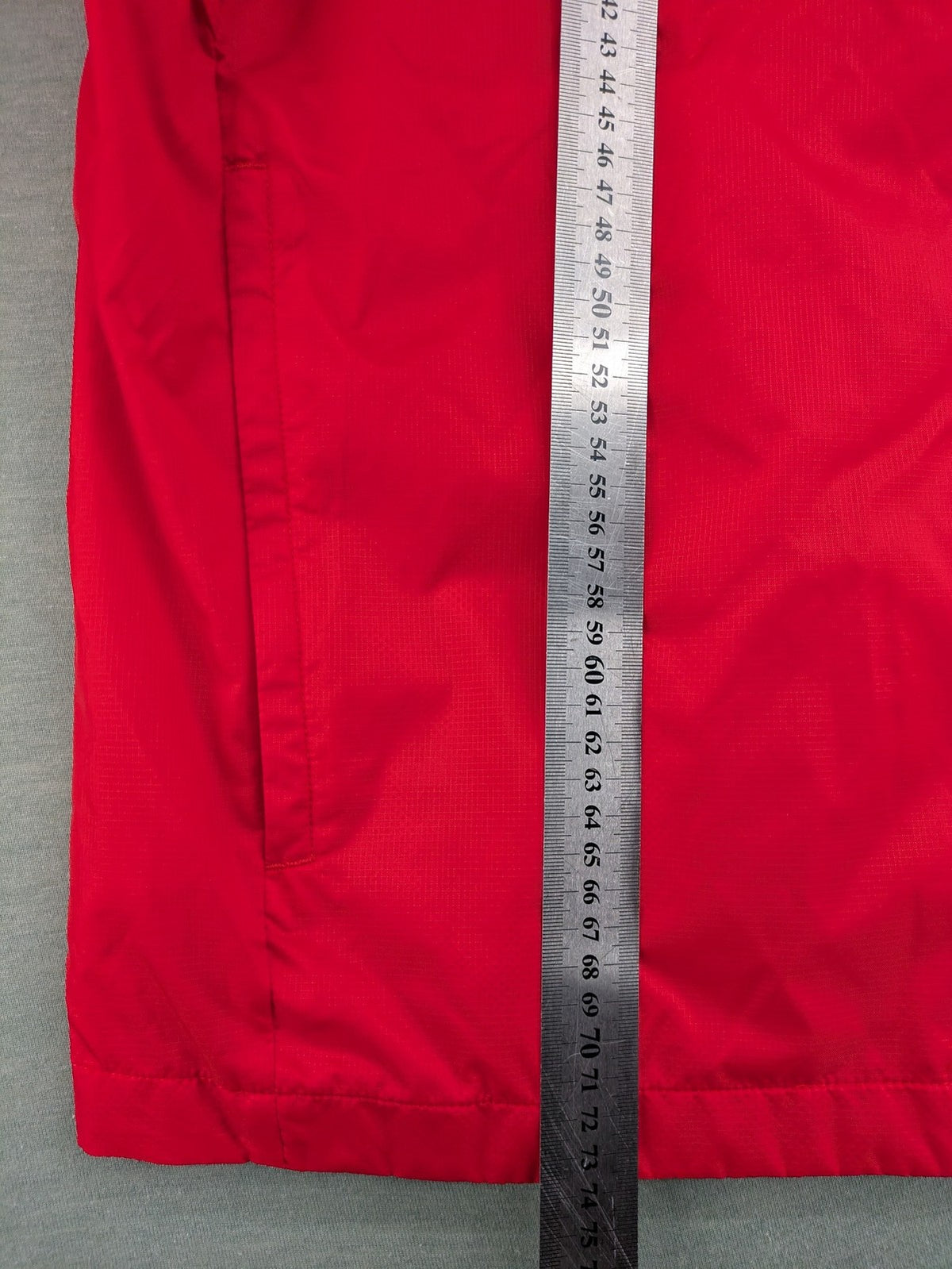 Puma red windbreaker jacket full zip with iconic logo and breathable mesh lining.