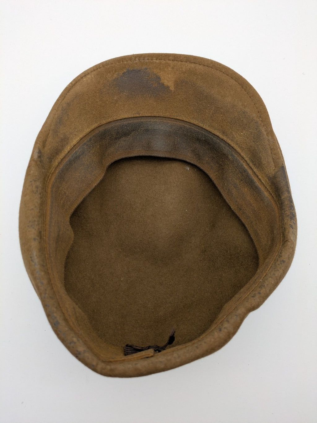 Guerra 1853 brown flatcap classic style with side metal logo and felt material.