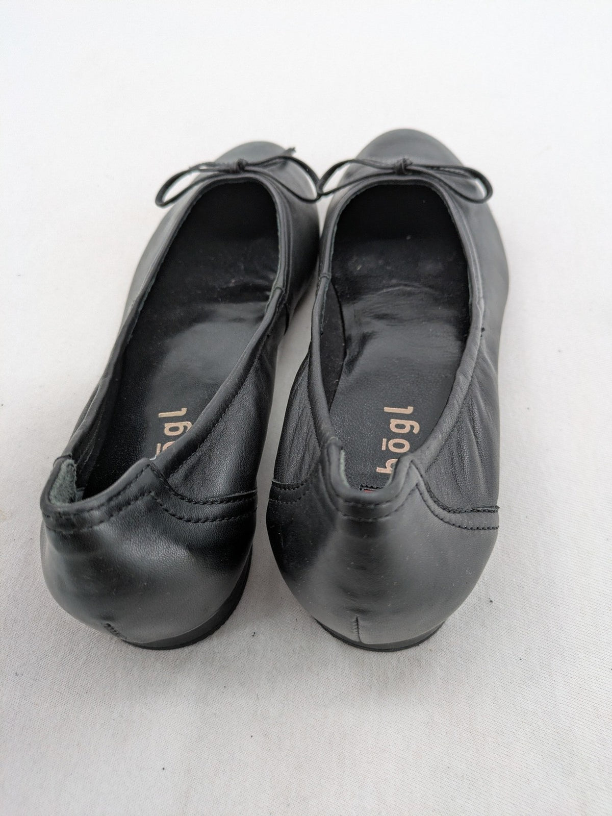 Högl black ballerinas smooth leather with decorative bow and rounded toe design.