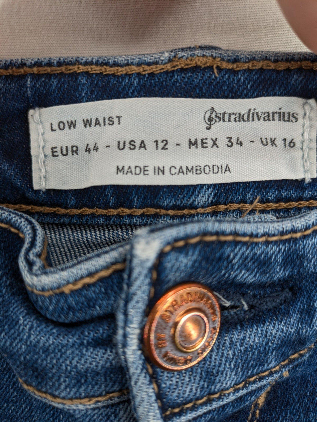 Stradivarius blue low waist skinny jeans with subtle fading and classic denim texture.