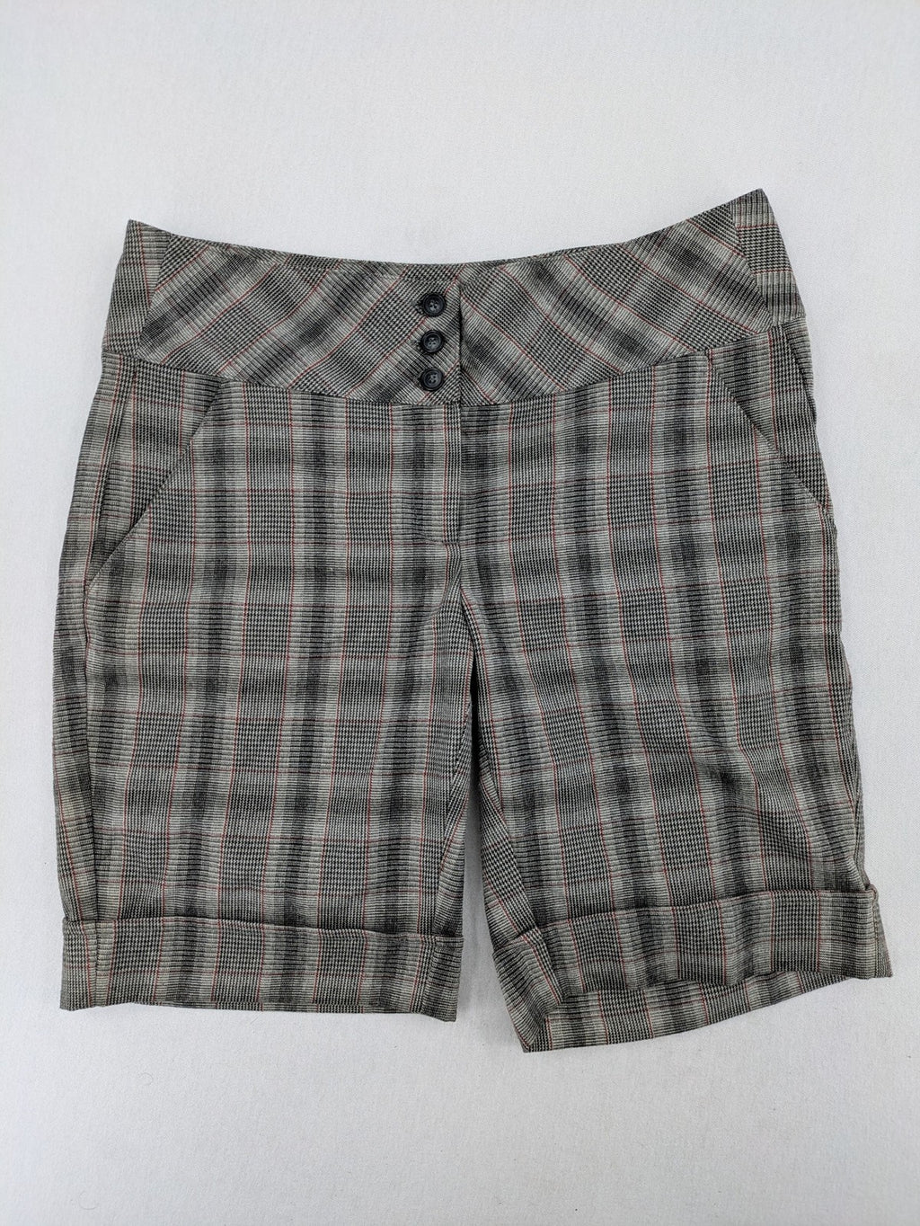 Lindex grey checkered bermuda shorts with red accents, high waist, decorative button detail.