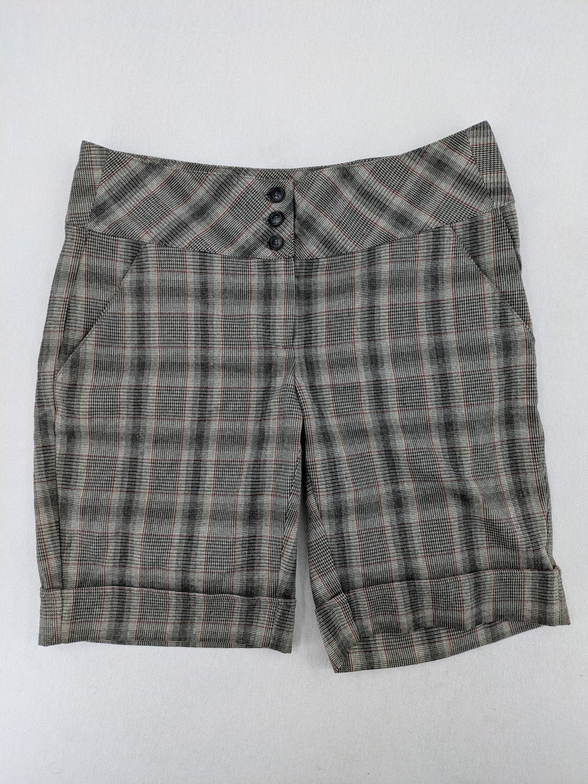 Lindex grey checkered bermuda shorts with red accents, high waist, decorative button detail.