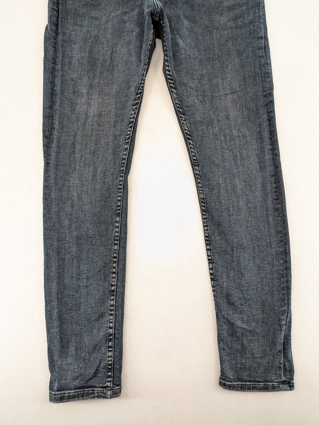 Zara blue slim fit jeans with classic 5-pocket design and subtle wash effect.