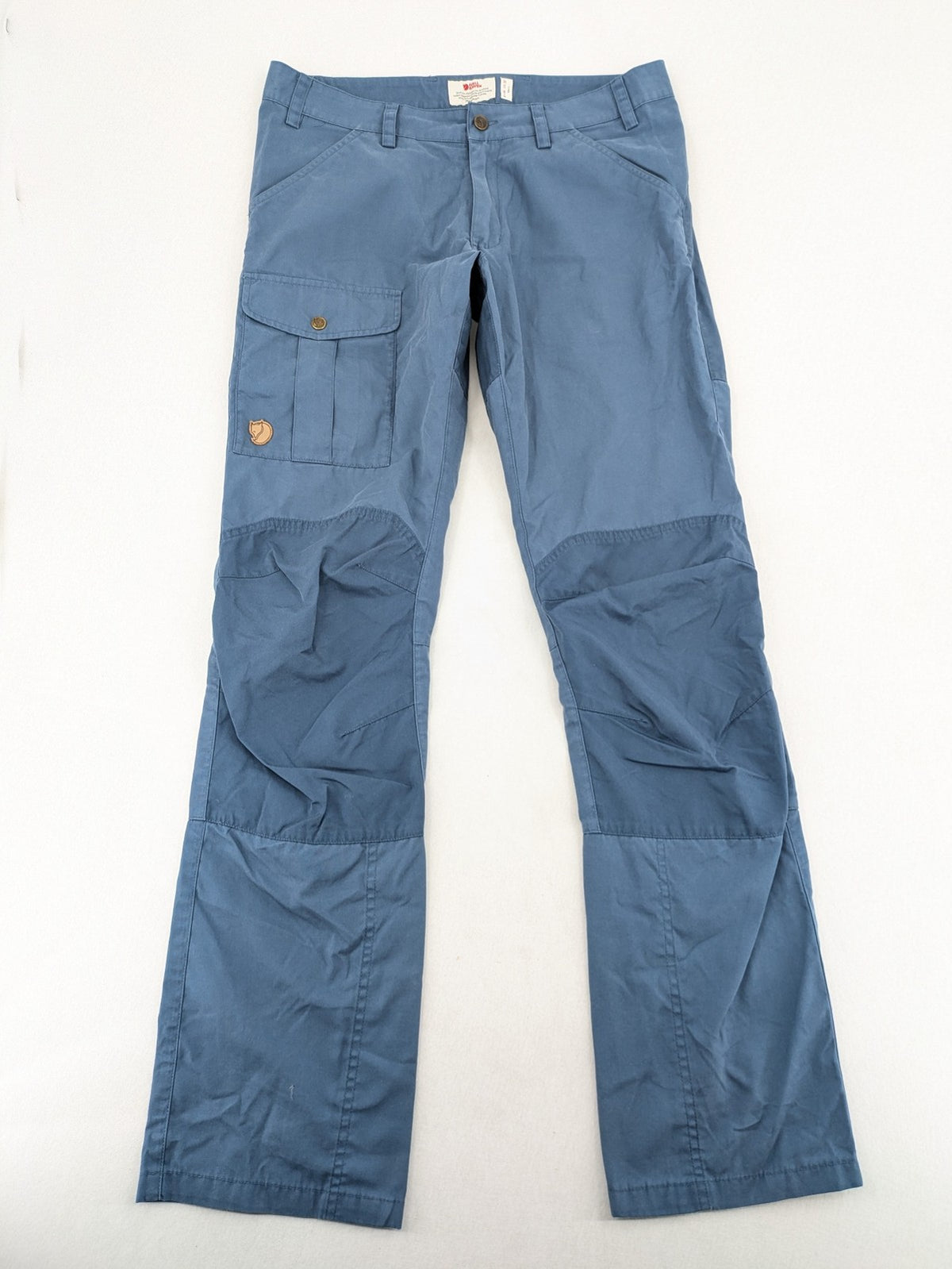 Fjällräven blue trousers G-1000 fabric, regular fit, mid waist, versatile for outdoor activities.