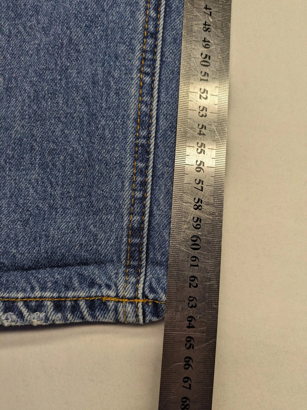 Pull&Bear blue mom jeans high-waist with distressed rips and 100% cotton fabric.