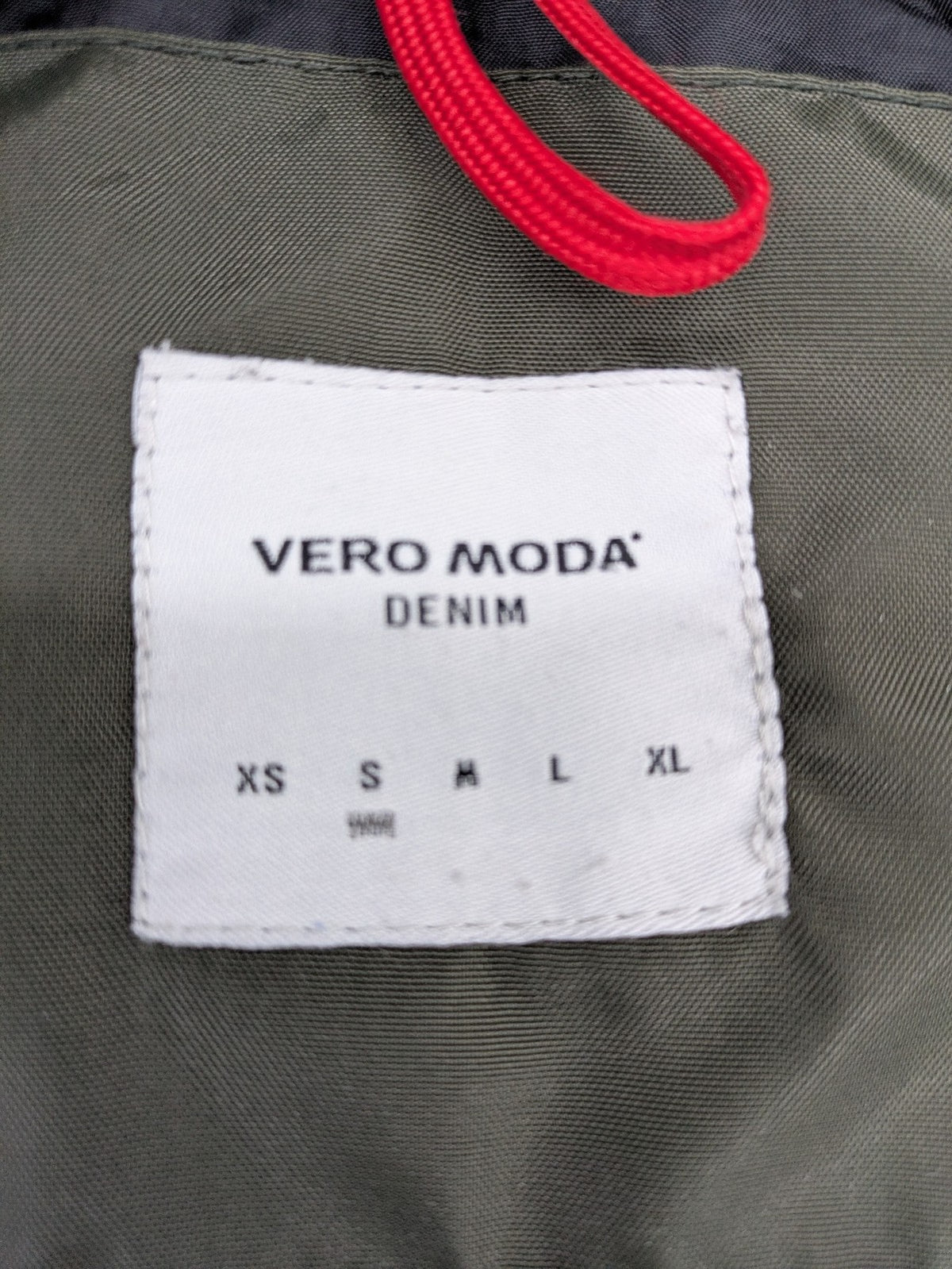 Vero Moda green puffer coat with quilted design and hood, featuring zipper and button closure.