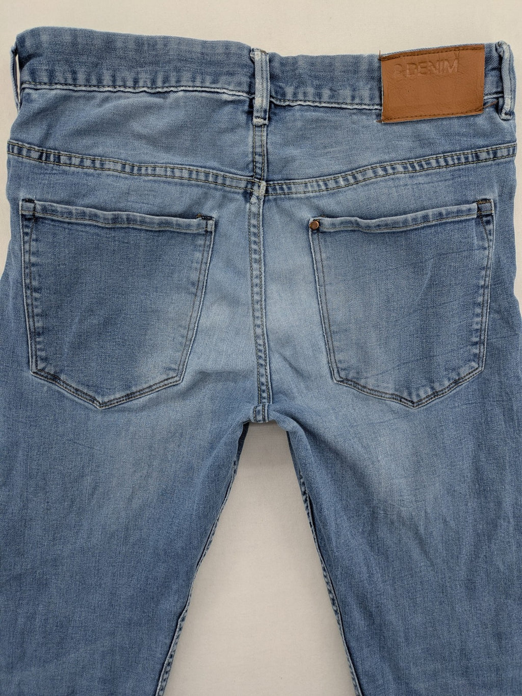H&M blue skinny fit jeans with classic 5-pocket design and stretch cotton material.