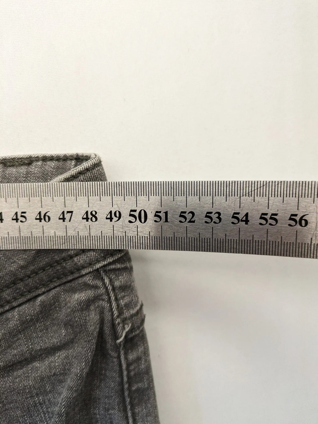 Charles Vögele grey straight leg jeans five-pocket design with zipper, stretch material.