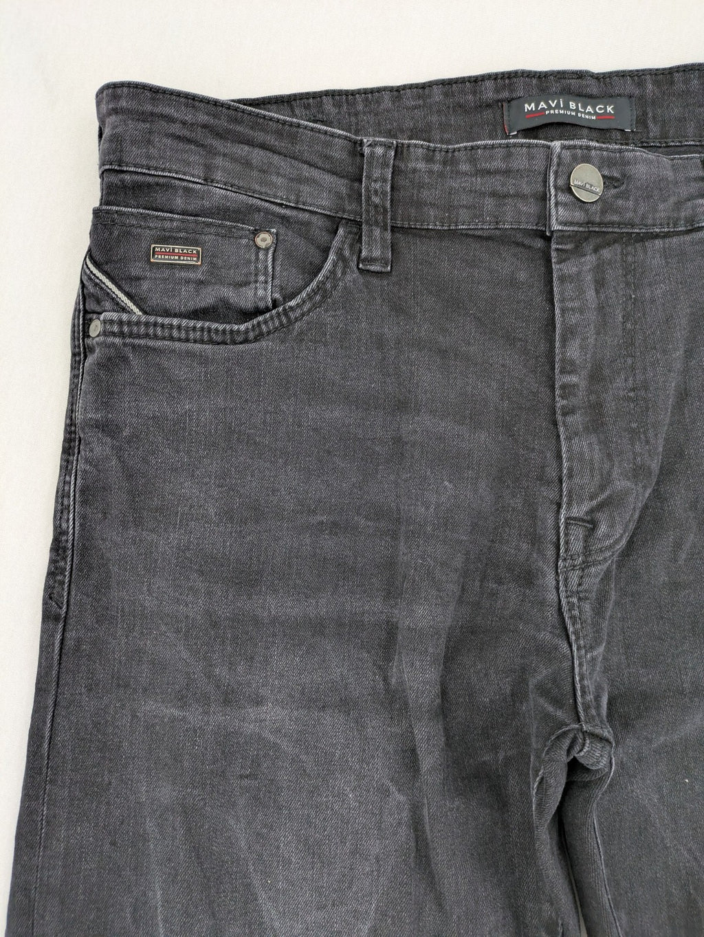 Mavi straight jeans black washed denim with subtle stretch and classic design.