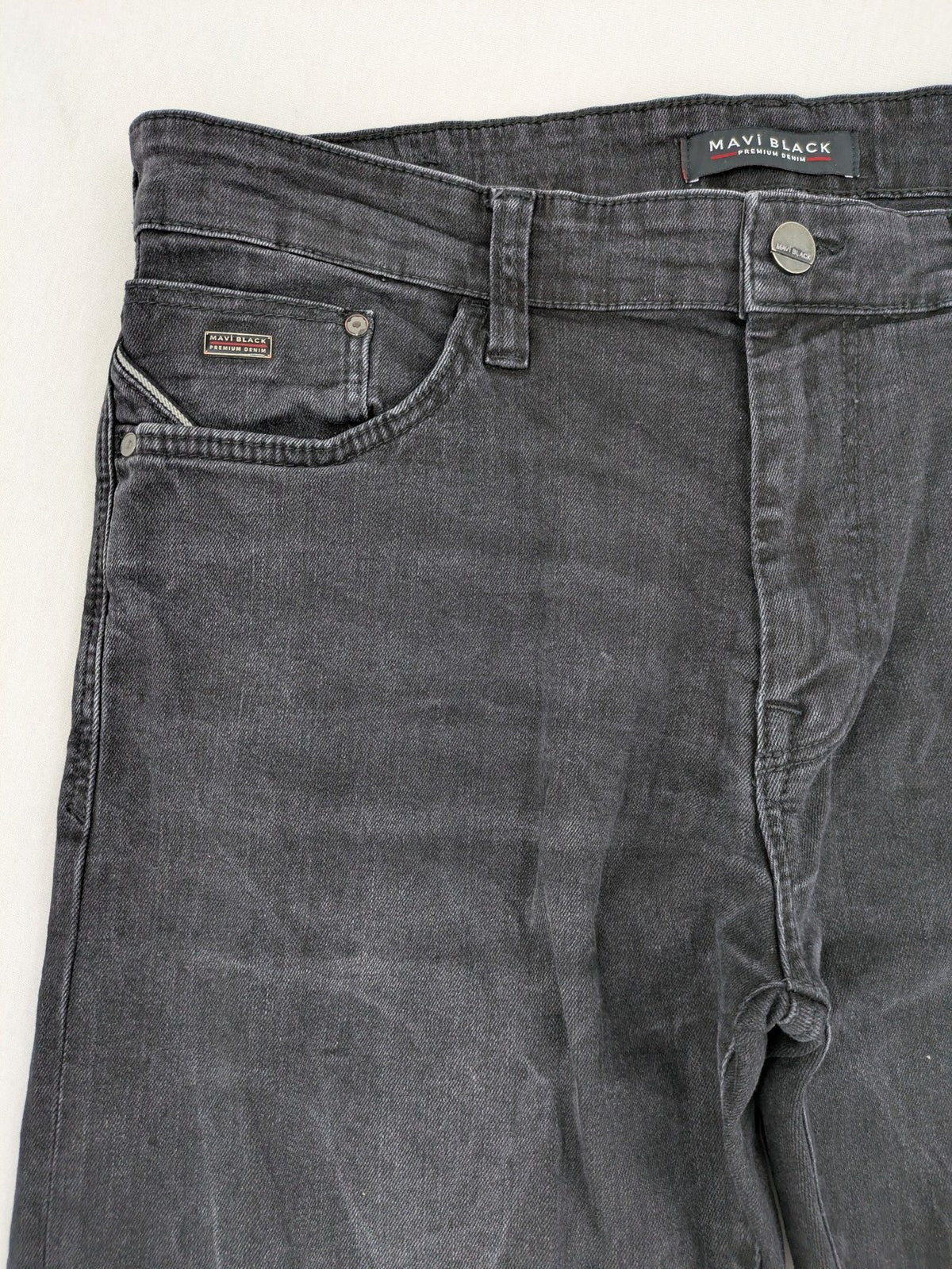 Mavi straight jeans black washed denim with subtle stretch and classic design.