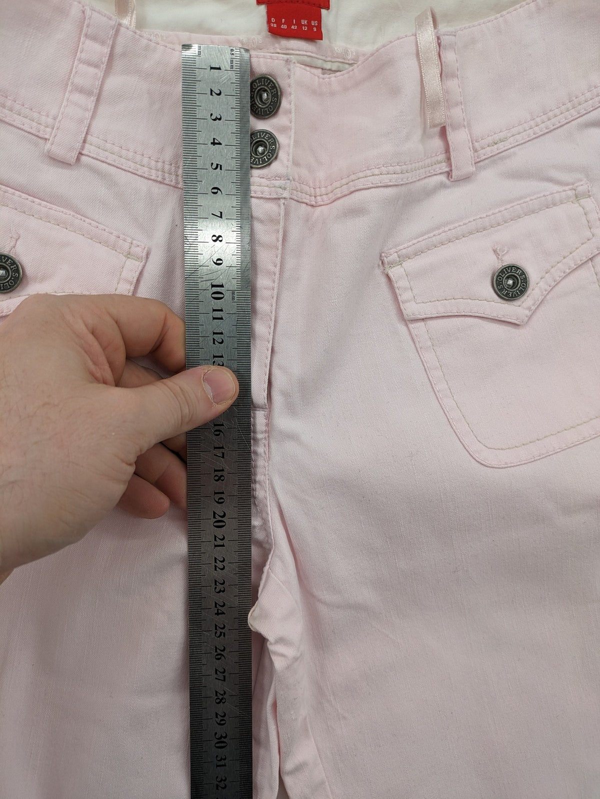 s.Oliver green bootcut pants with front pockets and button details, made of cotton-elastane blend.