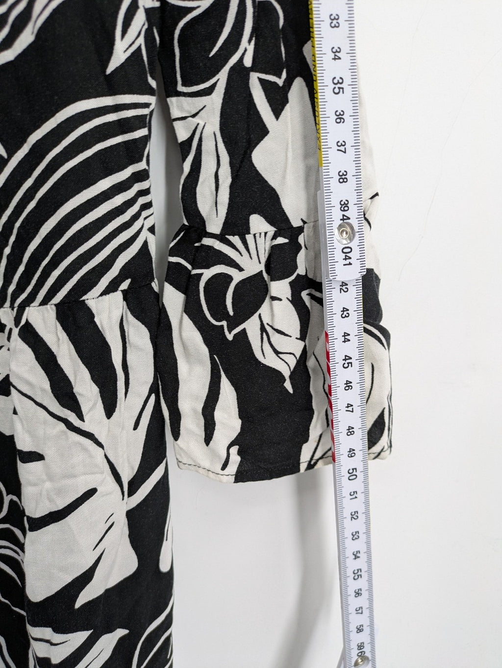 Amisu black and white floral midi dress, lightweight viscose, V-neck, 3/4 sleeves.