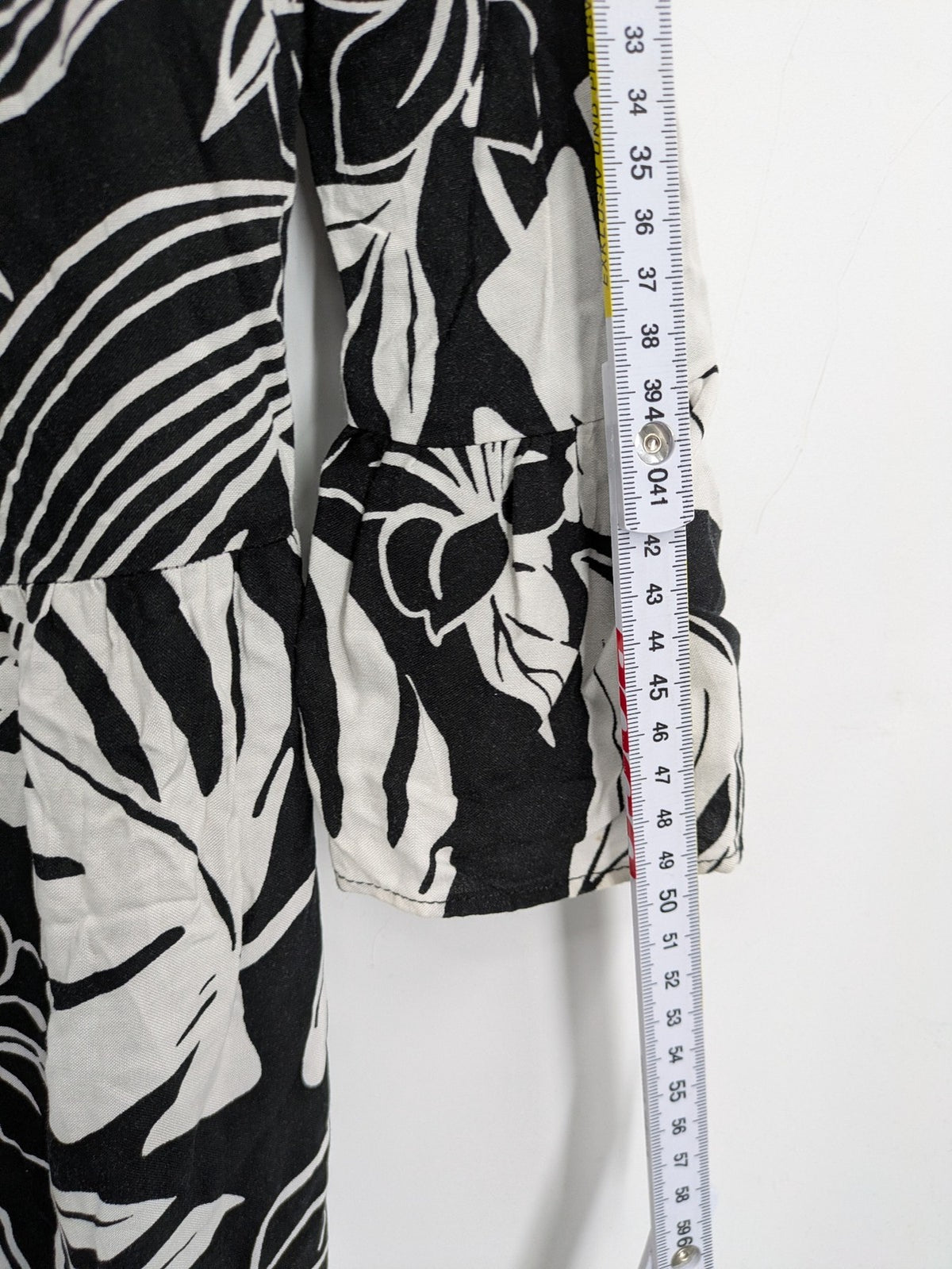 Amisu black and white floral midi dress, lightweight viscose, V-neck, 3/4 sleeves.