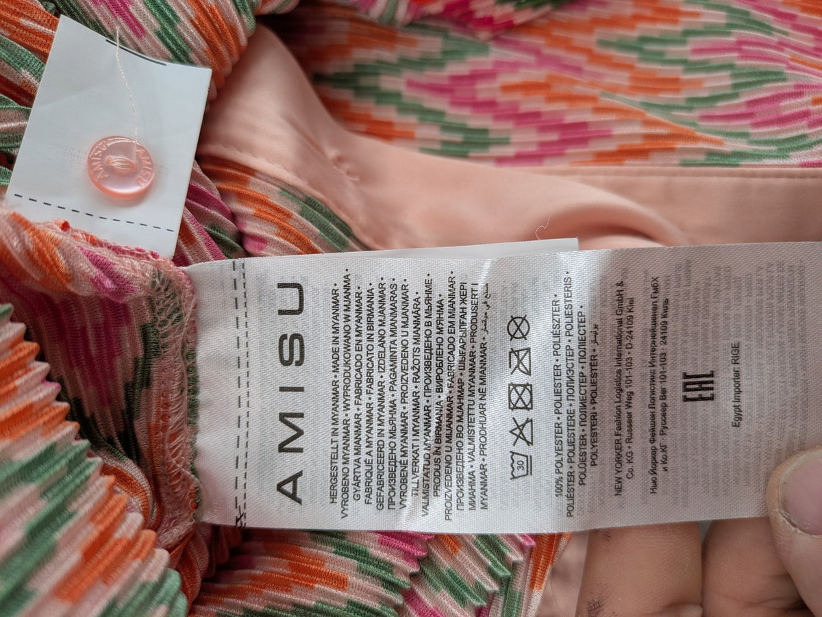 Amisu pink blouse with vibrant zigzag pattern and contrasting light pink collar and cuffs.
