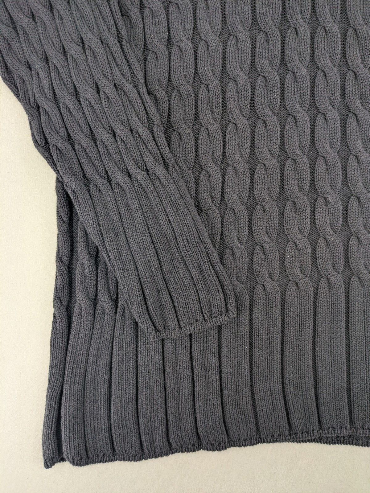 Baumwolle grey turtle neck jumper with cable knit pattern and 3-button collar.