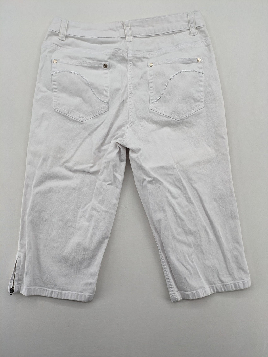 Canda white capri pants cotton-elastane blend with decorative zippers and stylish pockets.