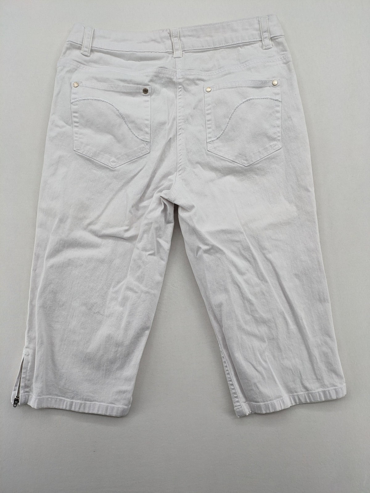 Canda white capri pants cotton-elastane blend with decorative zippers and stylish pockets.