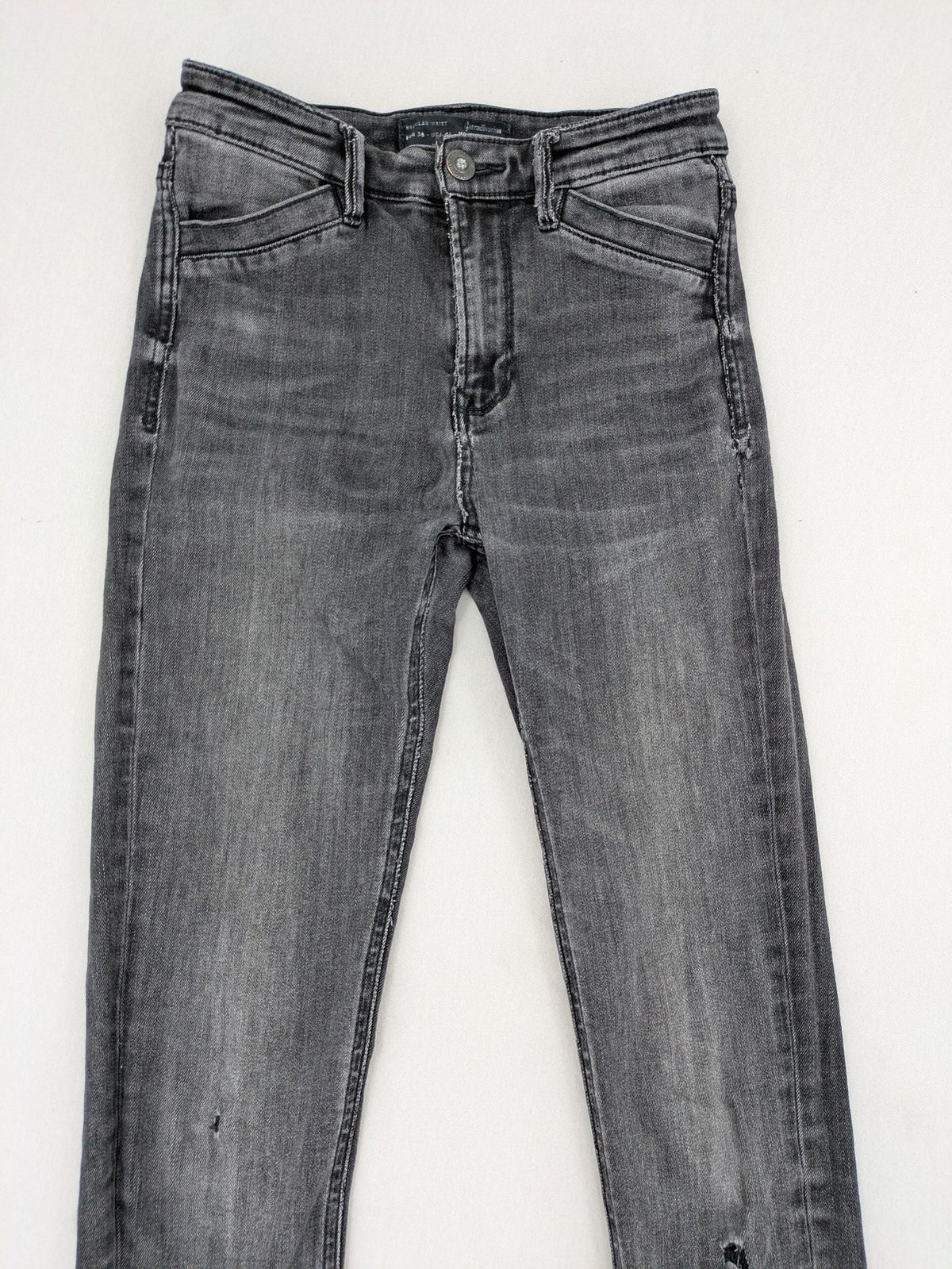 Stradivarius grey skinny jeans with distressed finish and ankle zippers, five-pocket style.