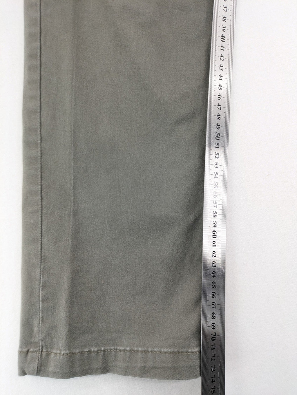 C&A pink chino pants classic 5-pocket style with zipper, made of stretch cotton.
