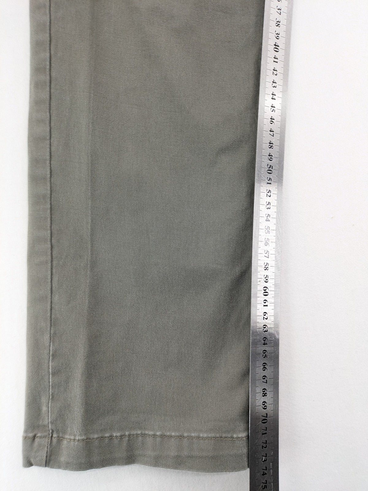 C&A pink chino pants classic 5-pocket style with zipper, made of stretch cotton.