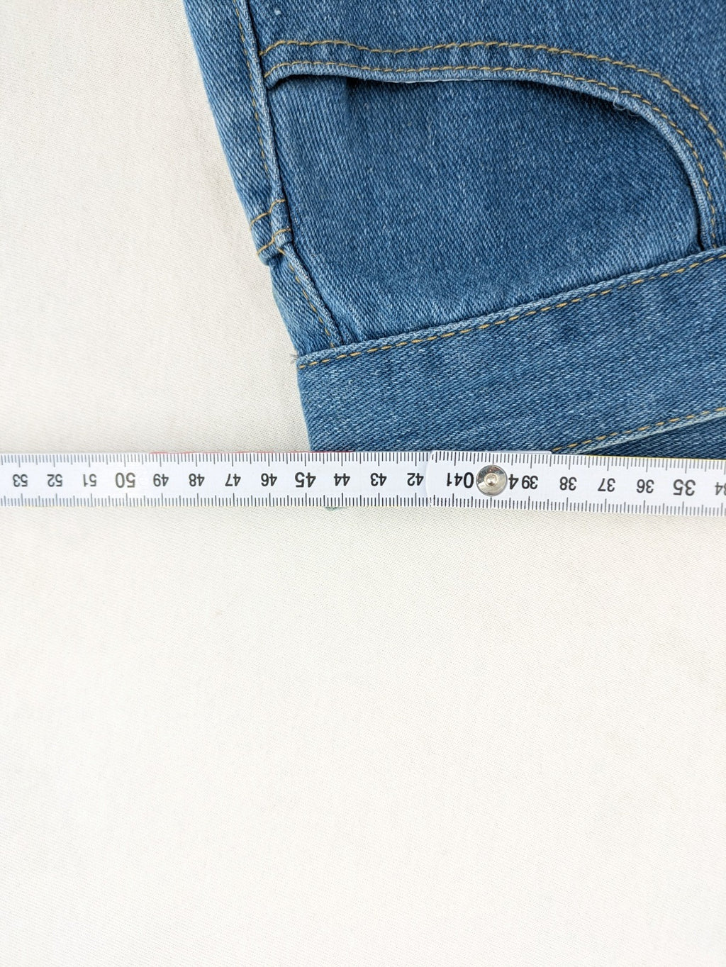 Straight Leg blue straight jeans high waist with classic denim material and button closure.
