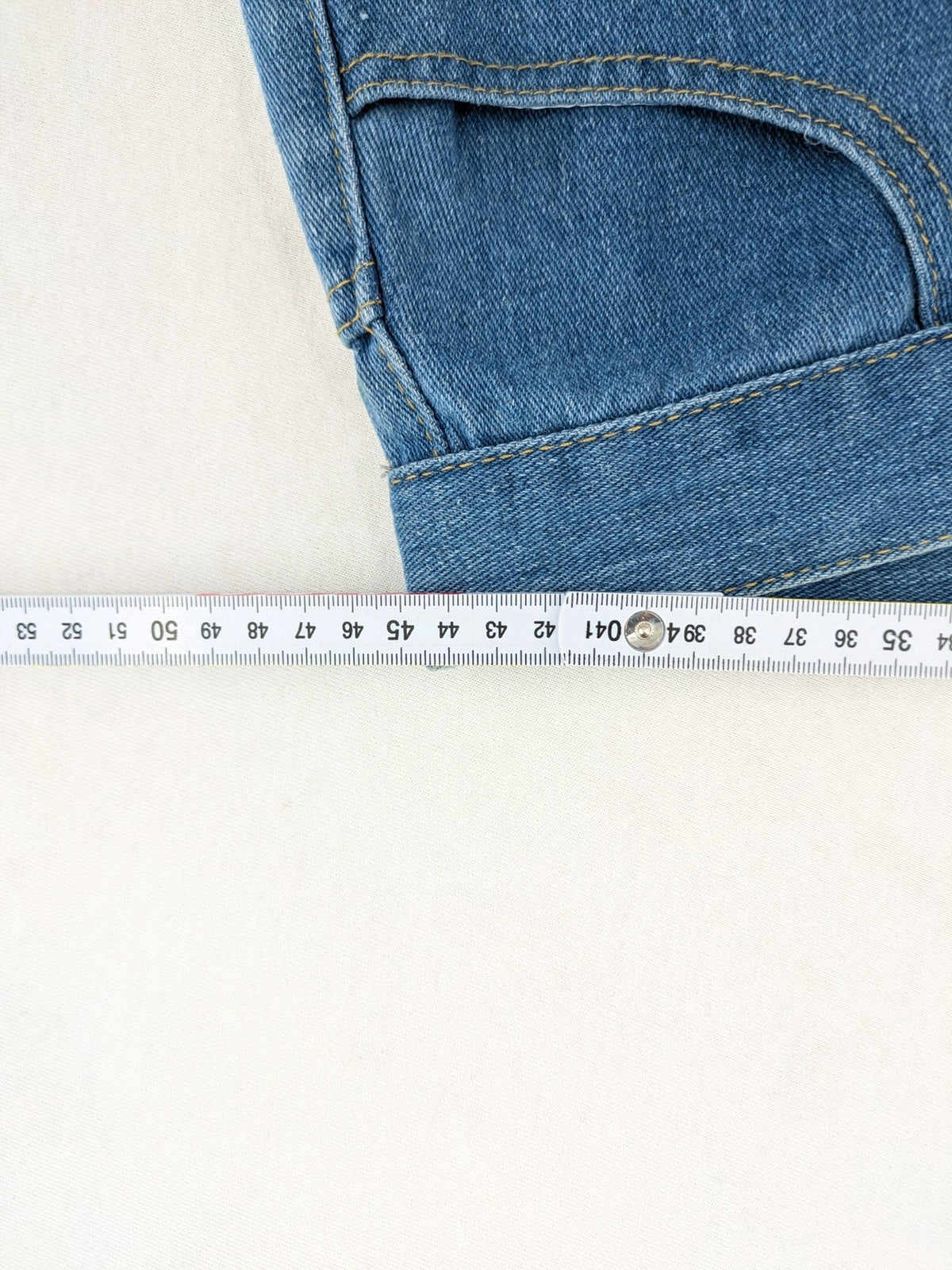 Straight Leg blue straight jeans high waist with classic denim material and button closure.