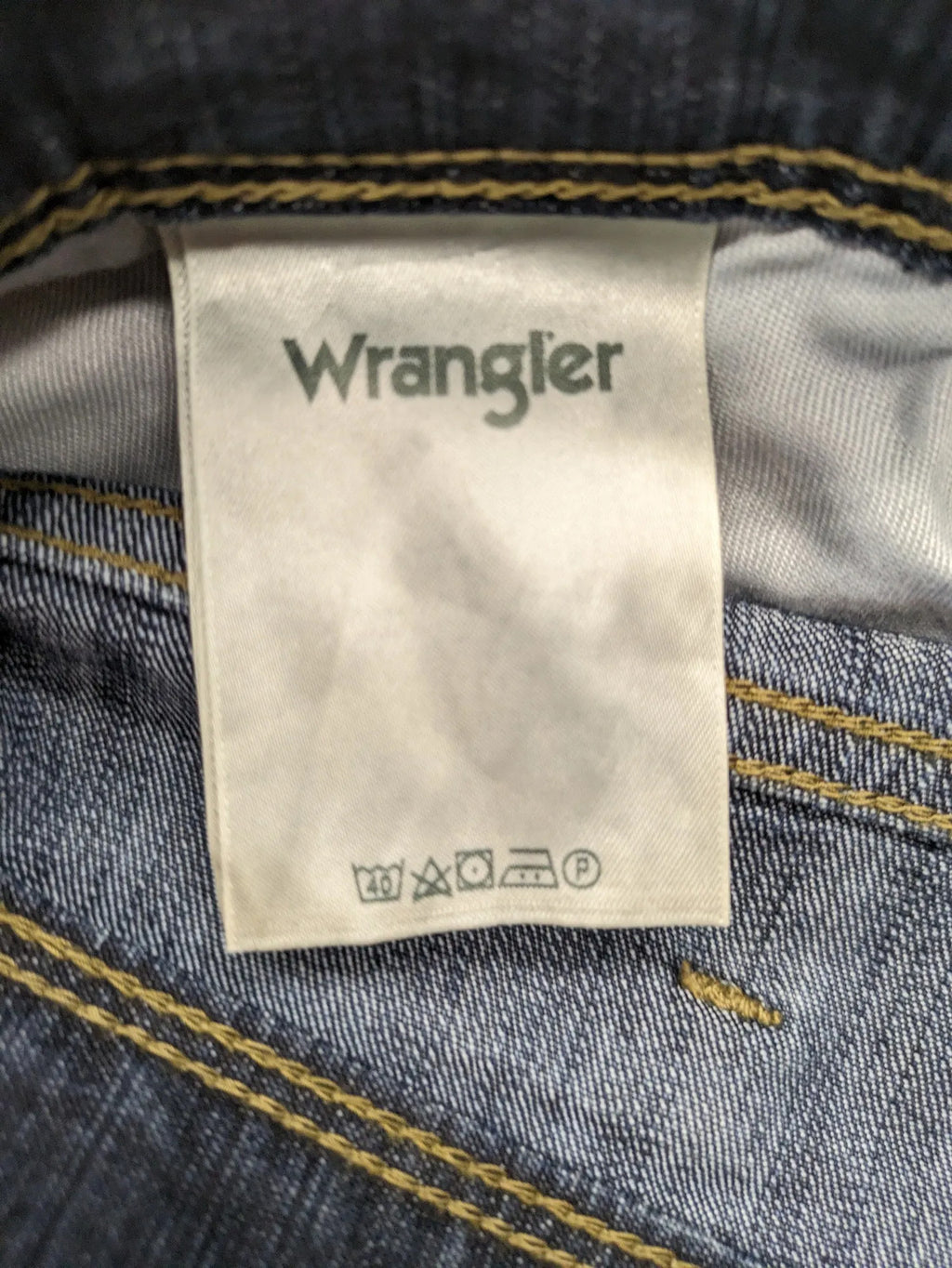 Wrangler straight jeans dark blue wash 5-pocket design with zipper, durable cotton blend.